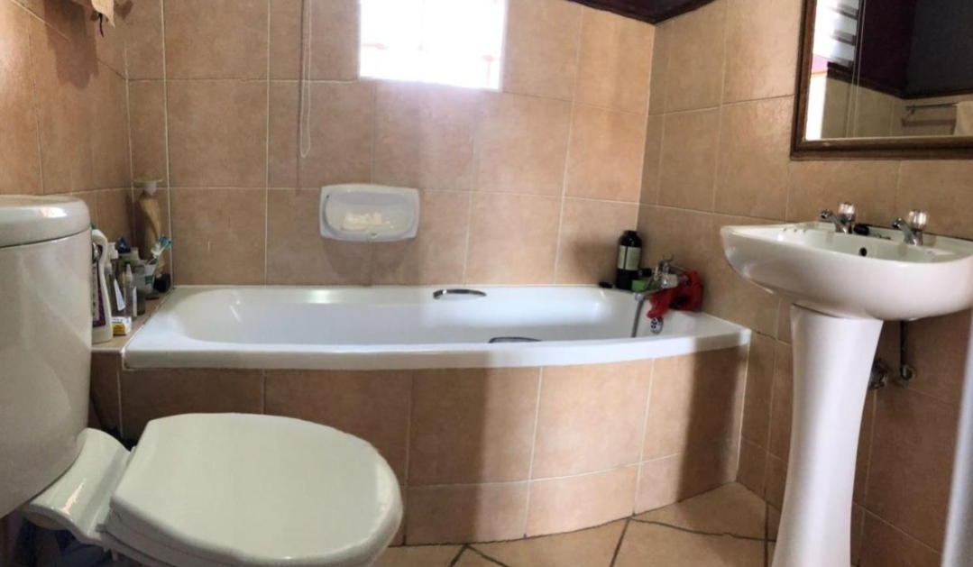 2 Bedroom Property for Sale in Die Hoewes Gauteng