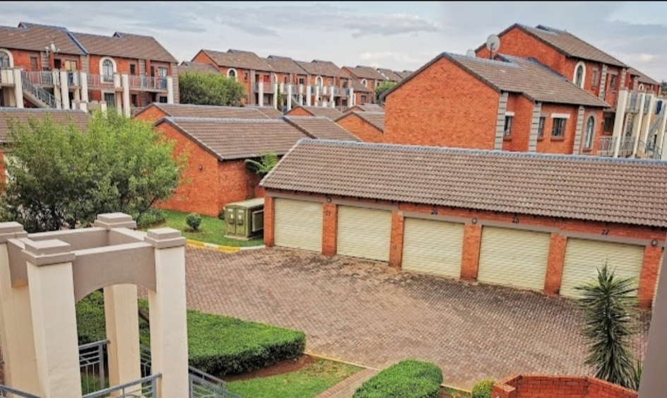 2 Bedroom Property for Sale in Die Hoewes Gauteng