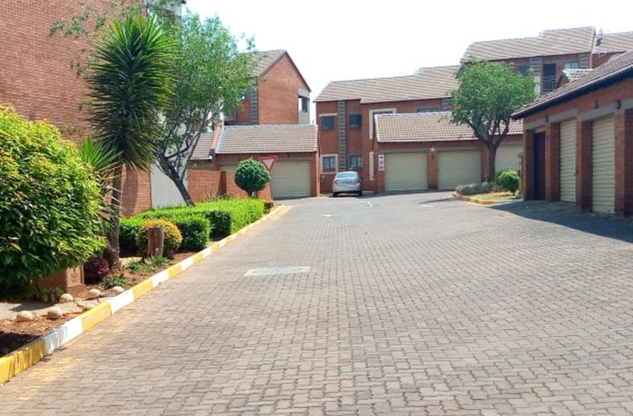 2 Bedroom Property for Sale in Die Hoewes Gauteng