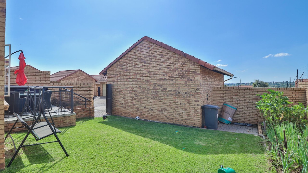 2 Bedroom Property for Sale in The Reeds Gauteng