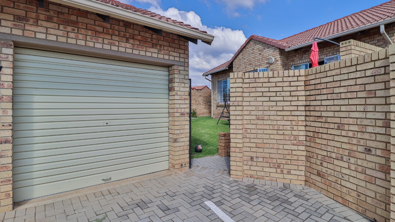 2 Bedroom Property for Sale in The Reeds Gauteng