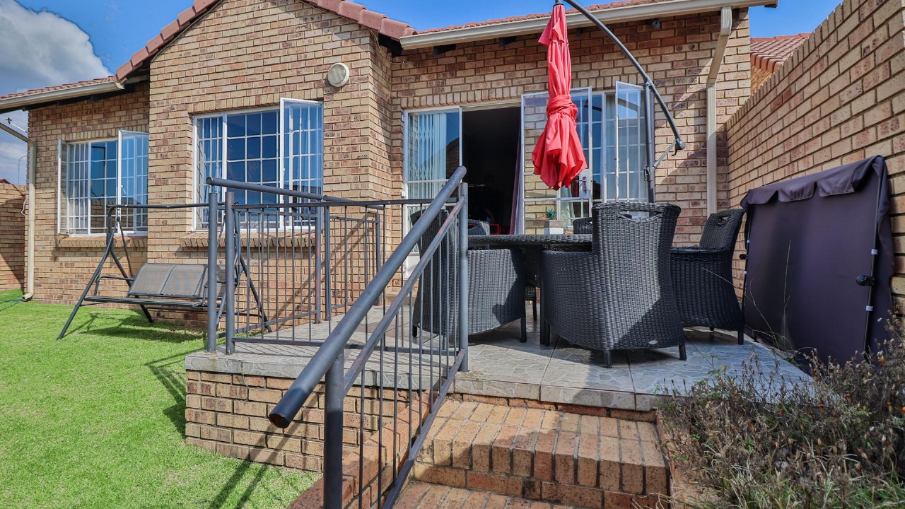 2 Bedroom Property for Sale in The Reeds Gauteng