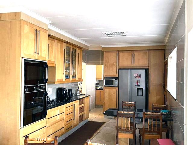 5 Bedroom Property for Sale in Kenleaf Gauteng