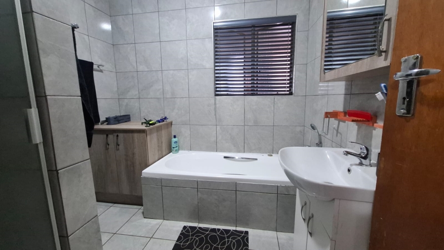 5 Bedroom Property for Sale in Meyerton Central Gauteng