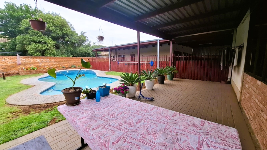 5 Bedroom Property for Sale in Meyerton Central Gauteng