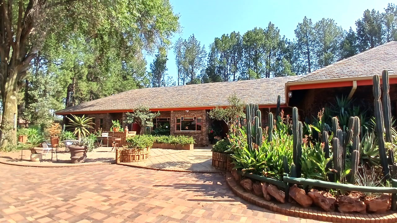 5 Bedroom Property for Sale in Unitas Park Gauteng