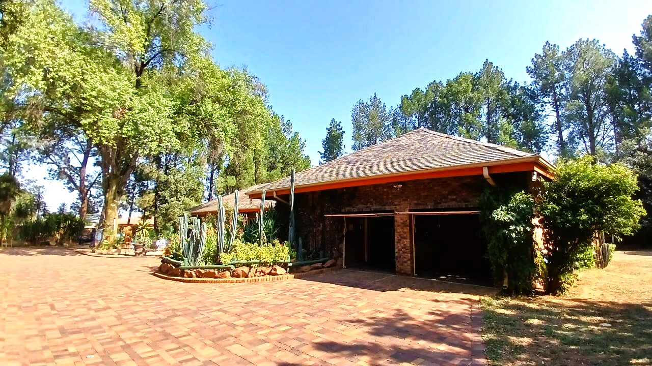 5 Bedroom Property for Sale in Unitas Park Gauteng