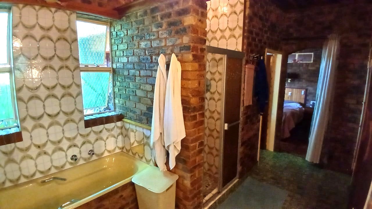 5 Bedroom Property for Sale in Unitas Park Gauteng