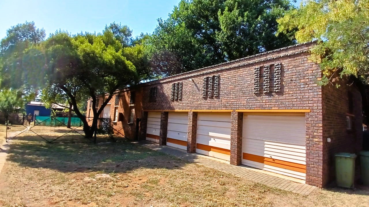 5 Bedroom Property for Sale in Unitas Park Gauteng