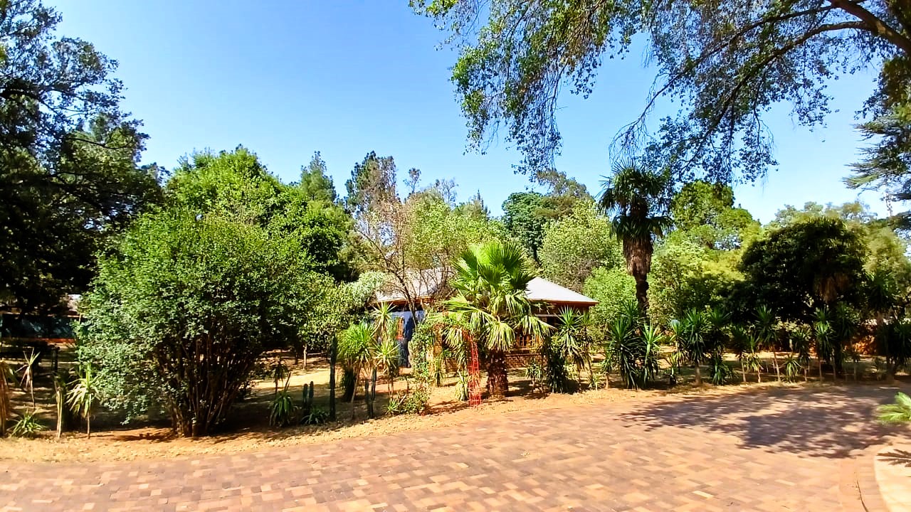 5 Bedroom Property for Sale in Unitas Park Gauteng