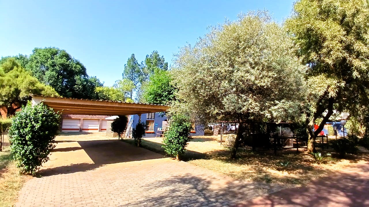 5 Bedroom Property for Sale in Unitas Park Gauteng