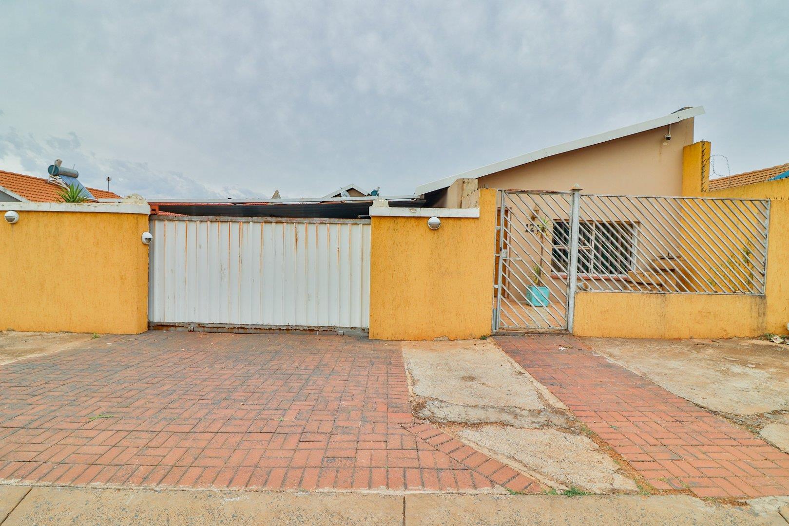 4 Bedroom Property for Sale in Lenasia South Gauteng