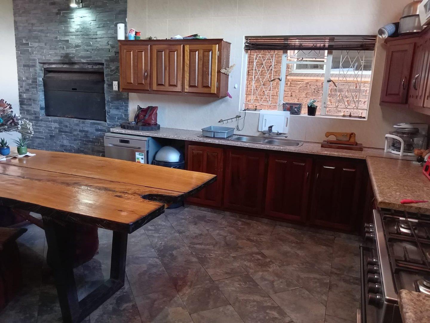 5 Bedroom Property for Sale in Kookrus Gauteng