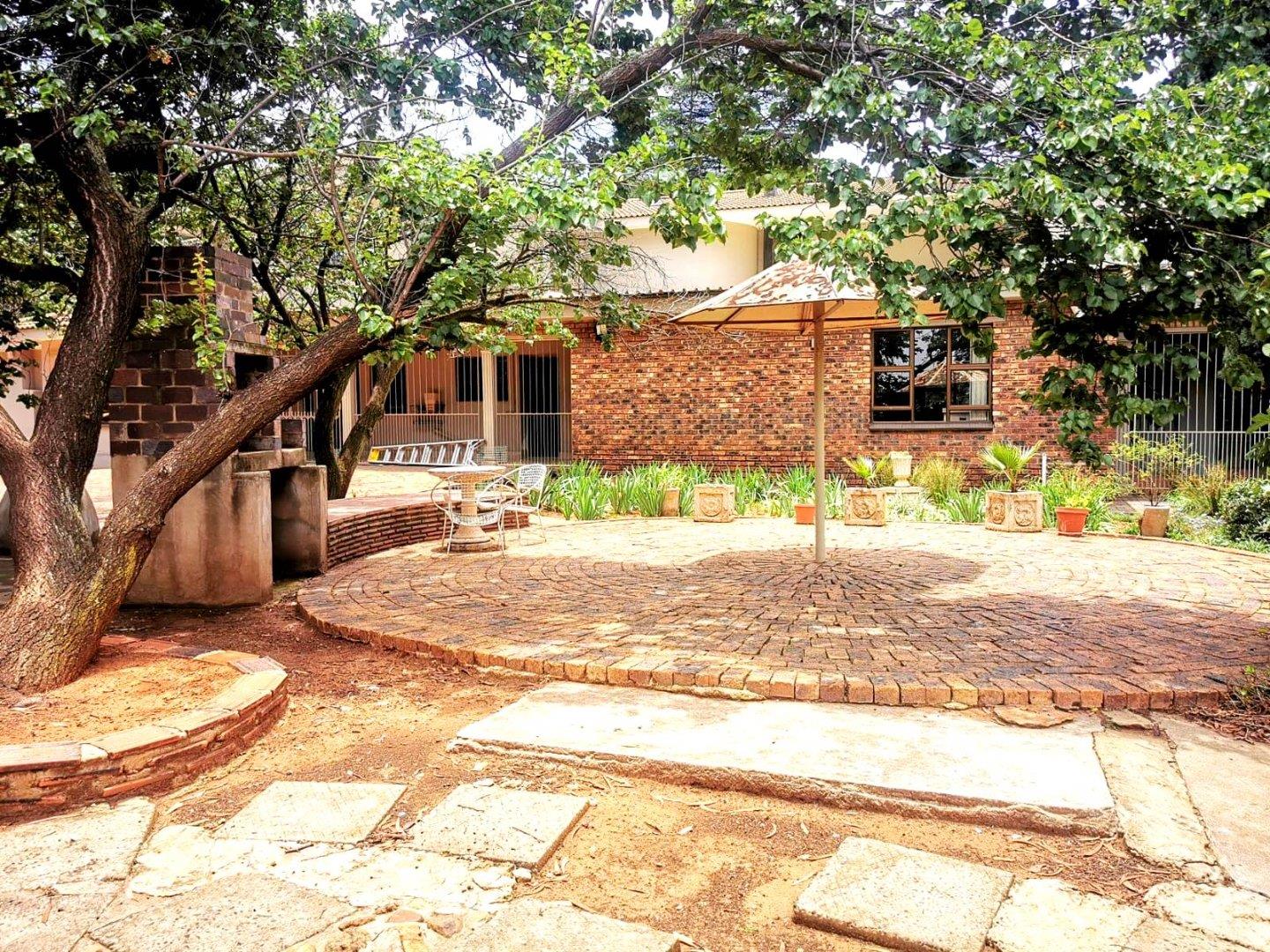 5 Bedroom Property for Sale in Unitas Park Gauteng