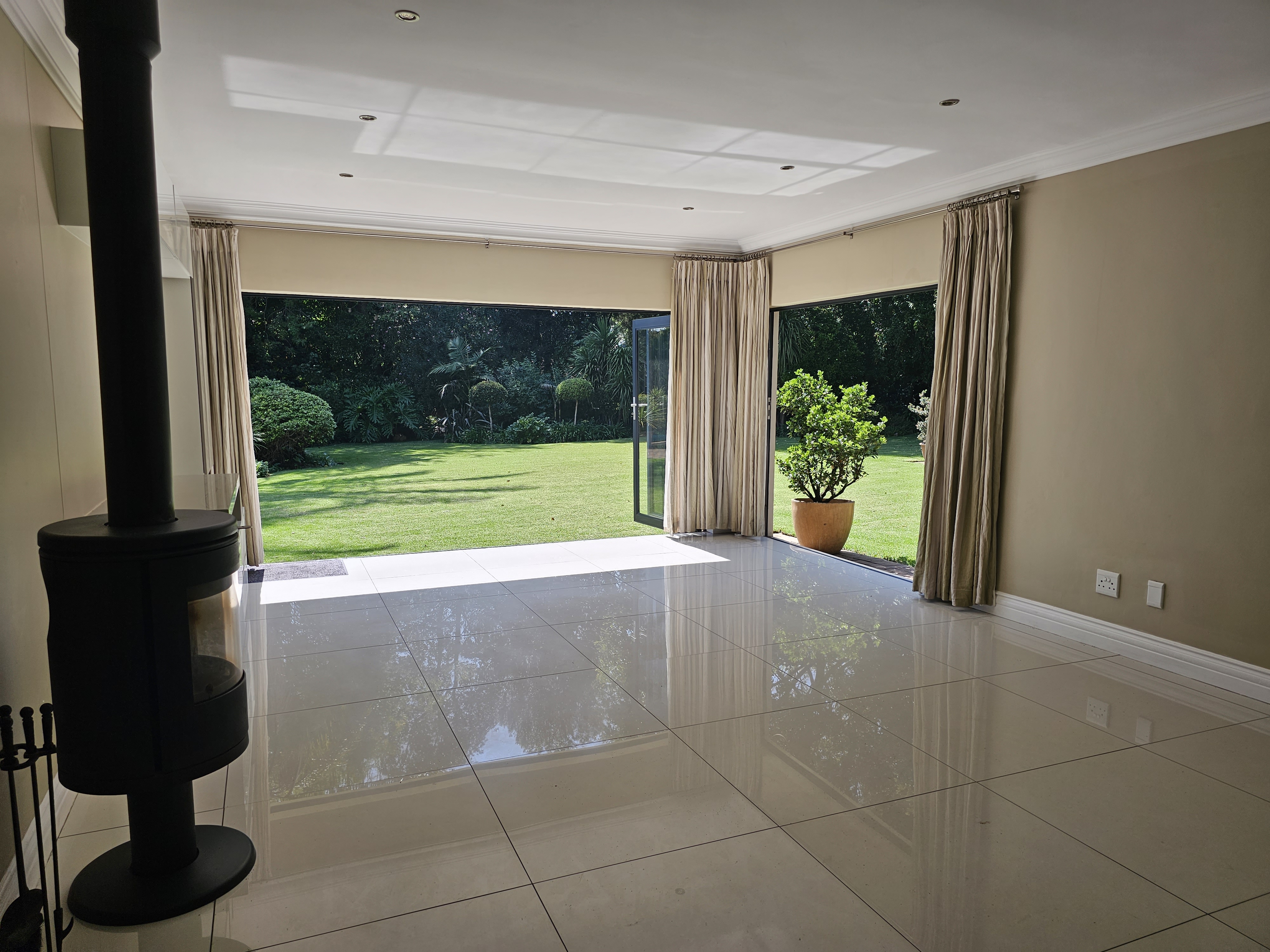 To Let 5 Bedroom Property for Rent in River Club Gauteng