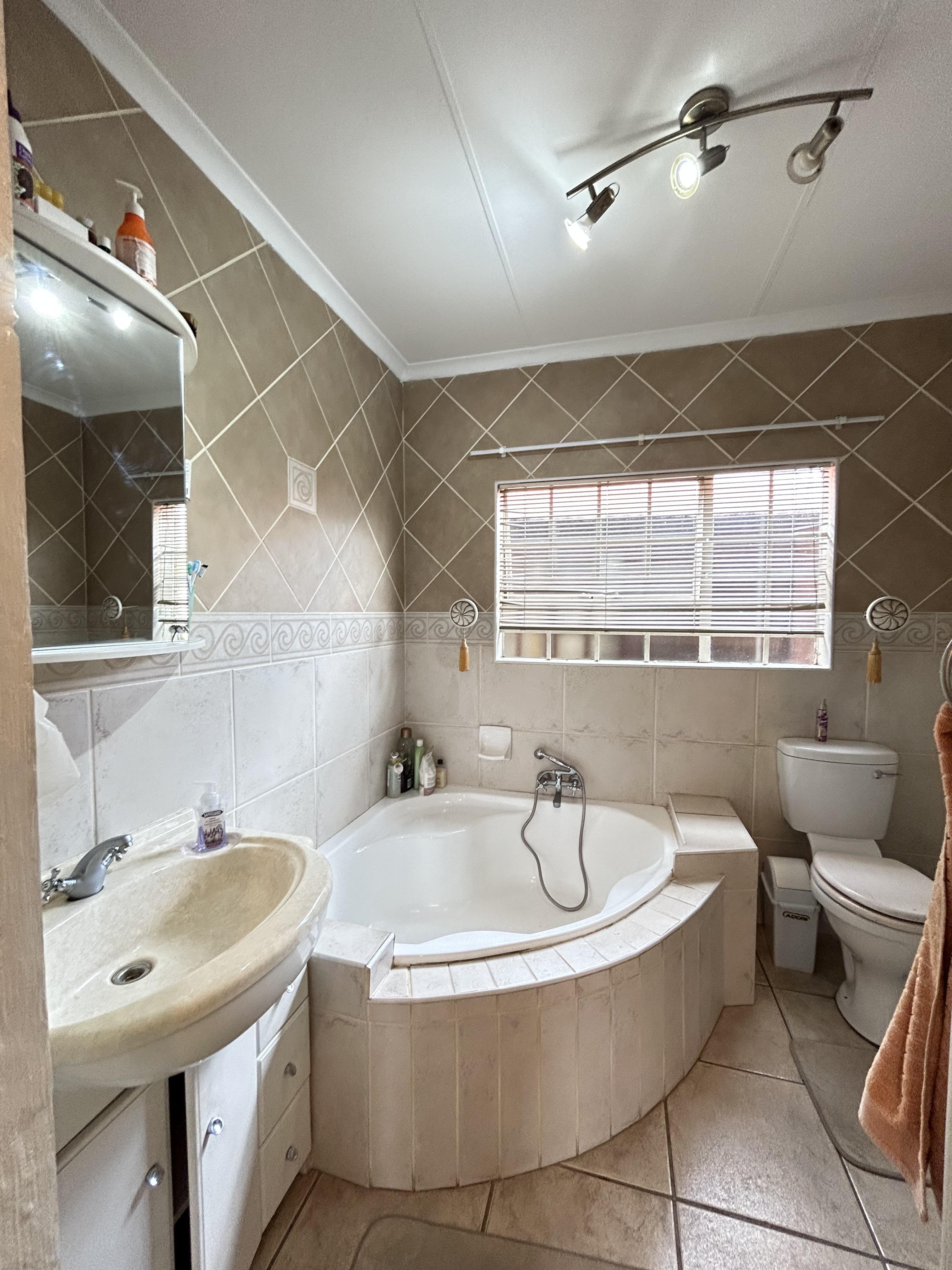 3 Bedroom Property for Sale in Thatchfield Cresent Gauteng