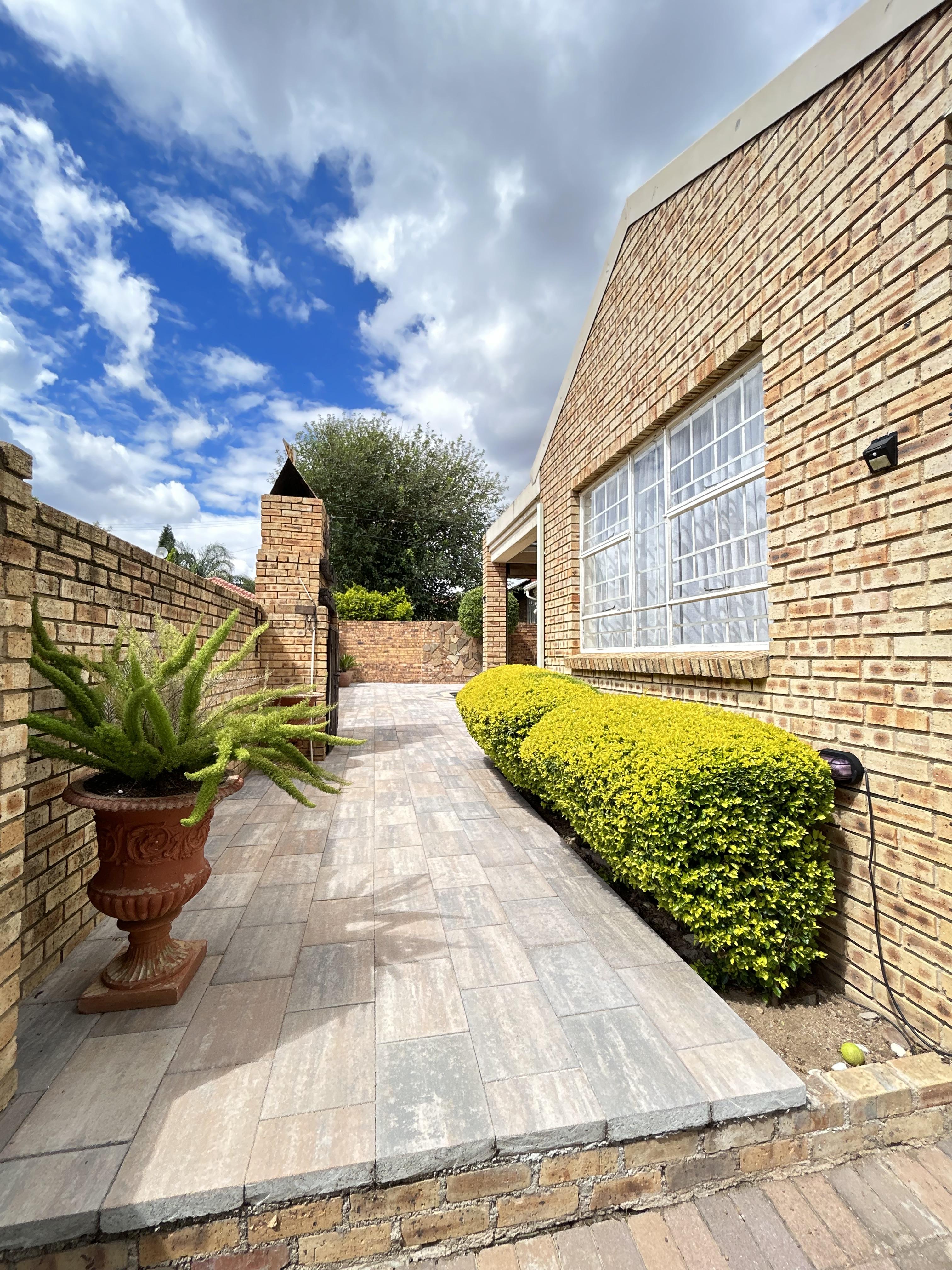 3 Bedroom Property for Sale in Thatchfield Cresent Gauteng