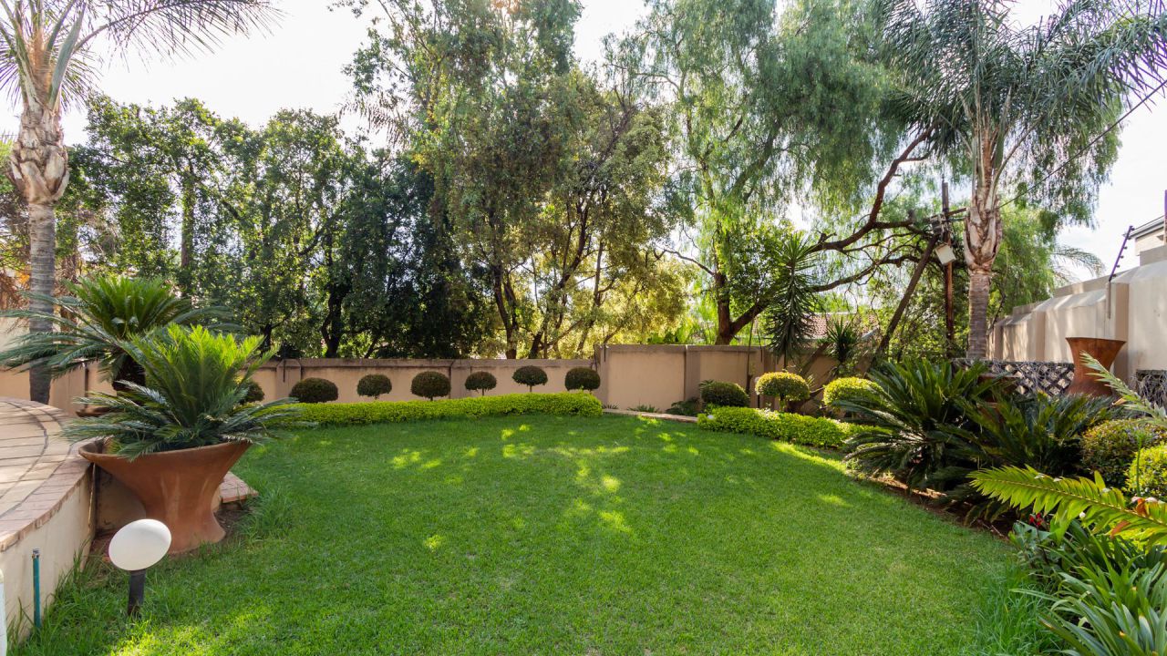 5 Bedroom Property for Sale in Benmore Gardens Gauteng
