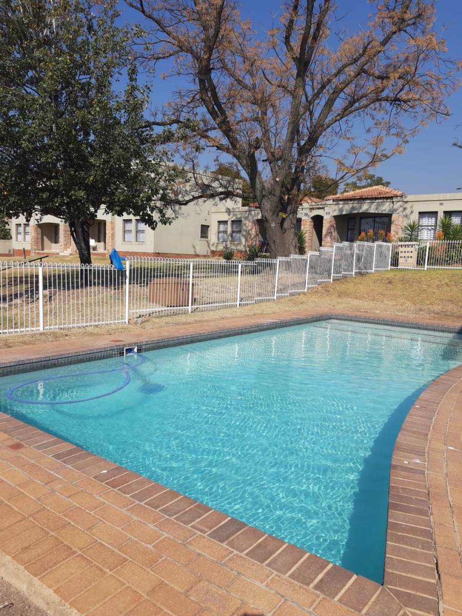 To Let 2 Bedroom Property for Rent in Broadacres Gauteng