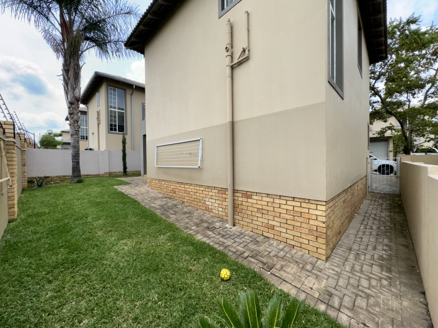 To Let 3 Bedroom Property for Rent in Ruimsig Country Estate Gauteng