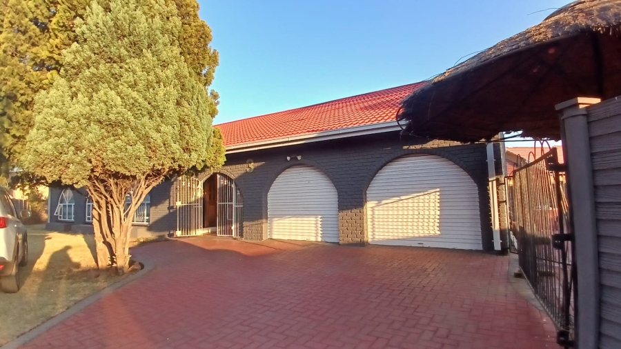 3 Bedroom Property for Sale in Unitas Park Gauteng