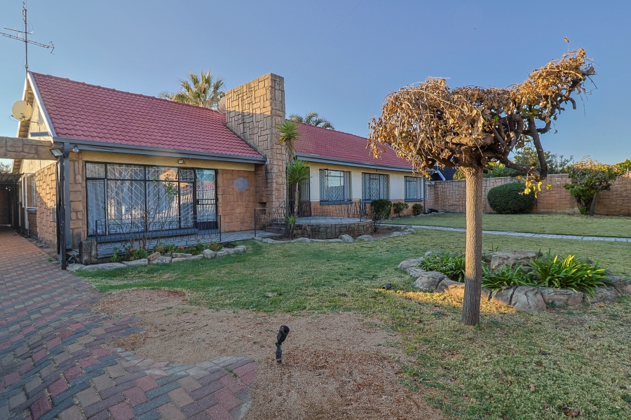 4 Bedroom Property for Sale in Robertsham Gauteng