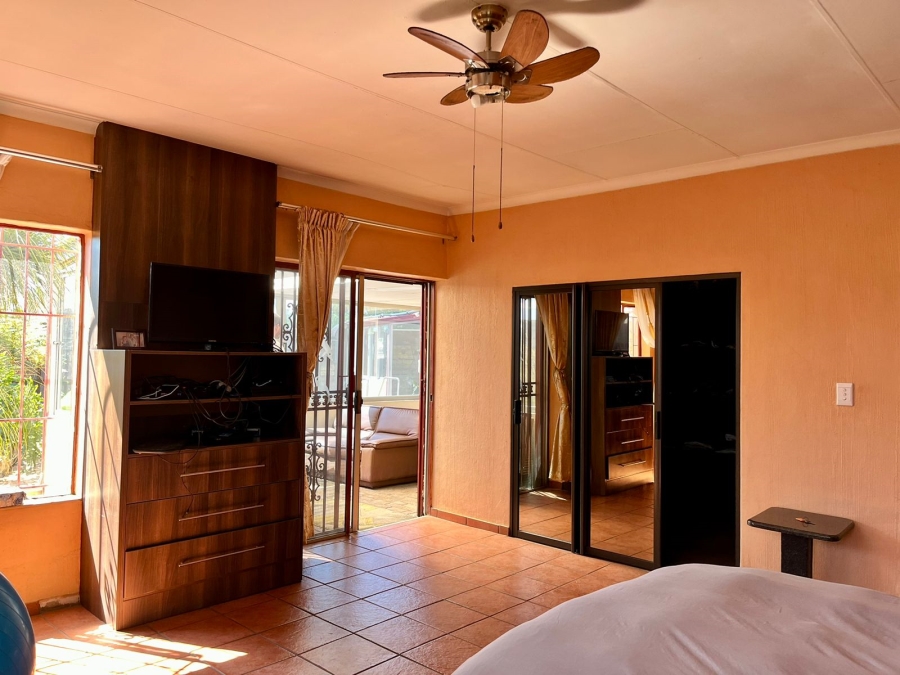 6 Bedroom Property for Sale in Crystal Park Gauteng