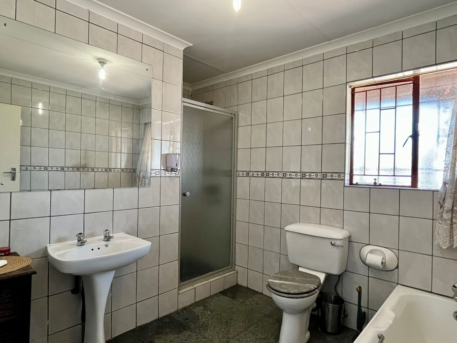 6 Bedroom Property for Sale in Crystal Park Gauteng