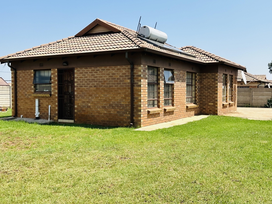 3 Bedroom Property for Sale in Clayville Gauteng