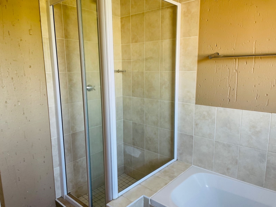 To Let 2 Bedroom Property for Rent in Douglasdale Gauteng