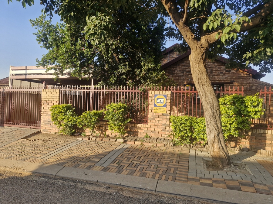 To Let 3 Bedroom Property for Rent in Mahube Valley Gauteng