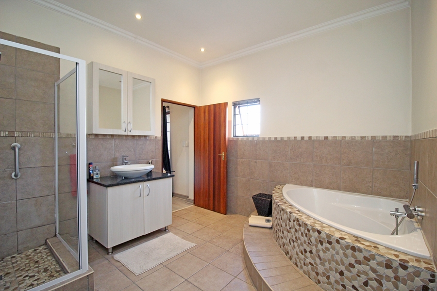 4 Bedroom Property for Sale in Broadacres Gauteng