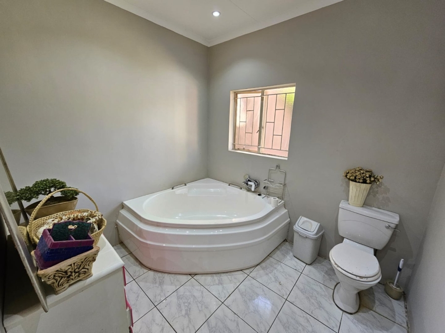 6 Bedroom Property for Sale in Doornpoort Gauteng