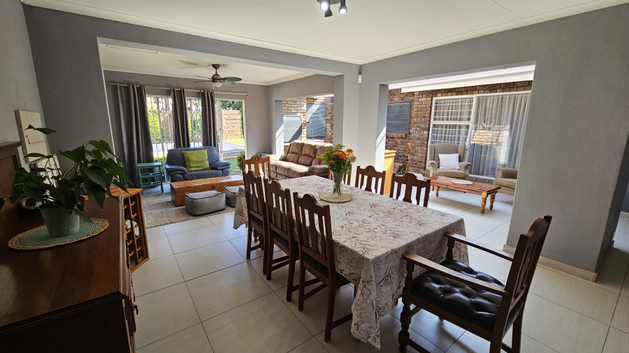 5 Bedroom Property for Sale in Moreleta Park Gauteng