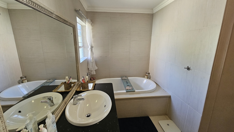 5 Bedroom Property for Sale in Moreleta Park Gauteng