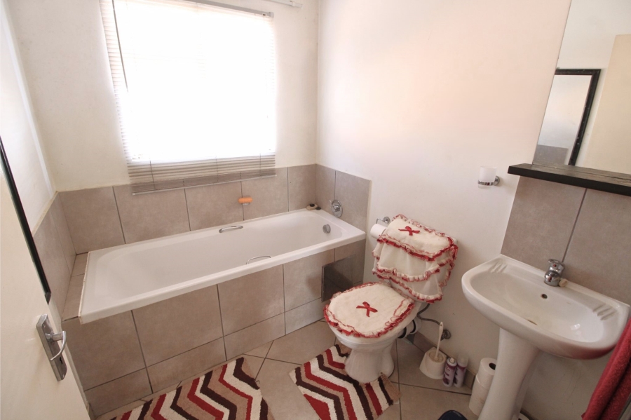 2 Bedroom Property for Sale in The Reeds Gauteng