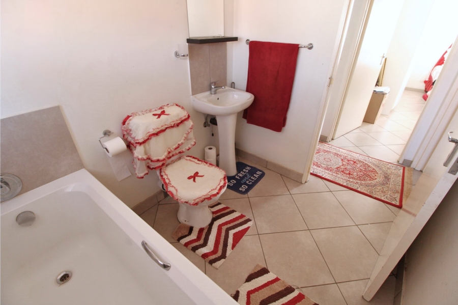 2 Bedroom Property for Sale in The Reeds Gauteng