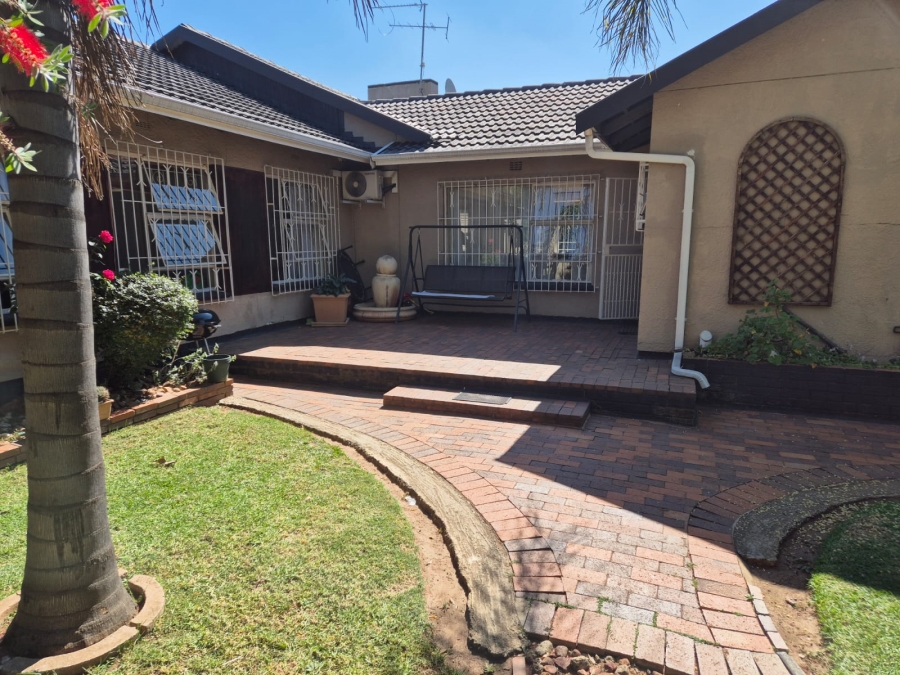 4 Bedroom Property for Sale in Buurendal Gauteng