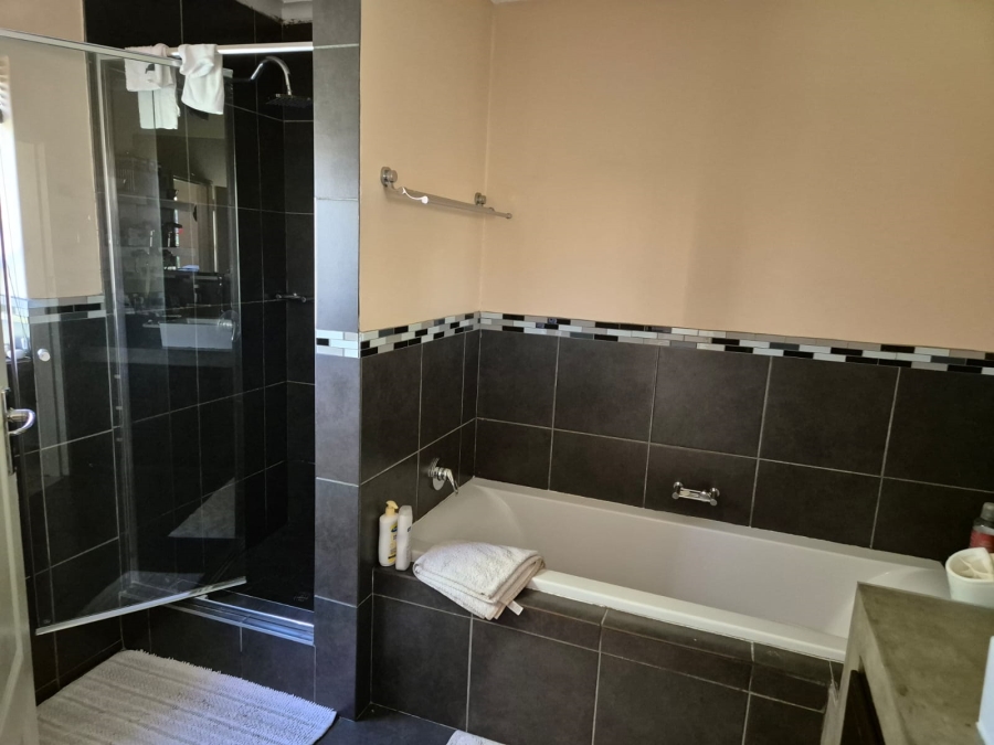 4 Bedroom Property for Sale in Buurendal Gauteng