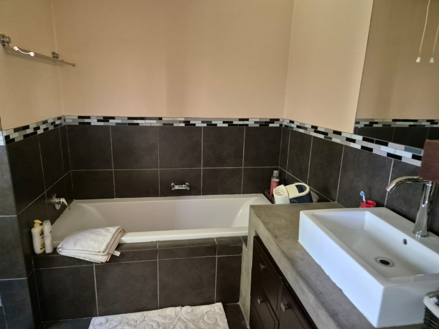 4 Bedroom Property for Sale in Buurendal Gauteng