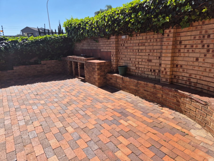 4 Bedroom Property for Sale in Buurendal Gauteng