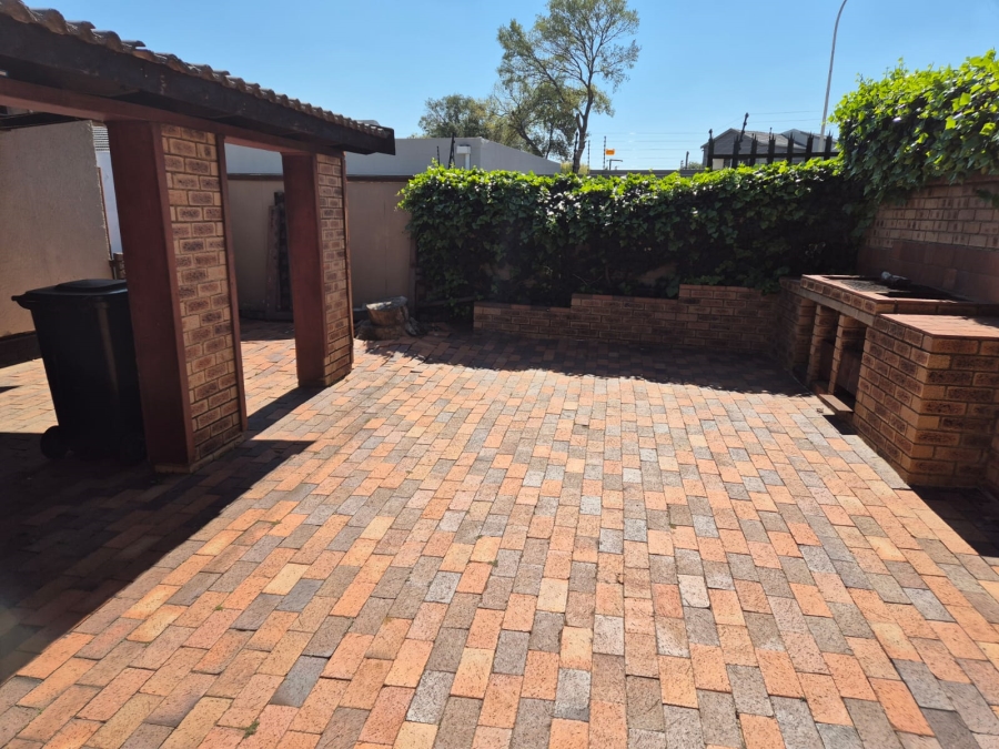 4 Bedroom Property for Sale in Buurendal Gauteng