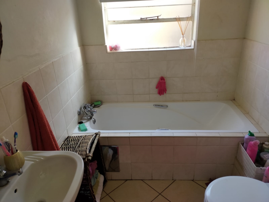 To Let 2 Bedroom Property for Rent in Honeypark Gauteng