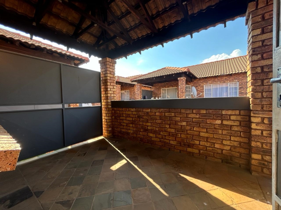 To Let 2 Bedroom Property for Rent in Andeon Gauteng