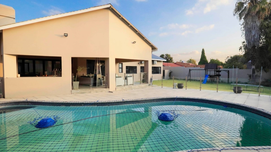 5 Bedroom Property for Sale in Gallo Manor Gauteng