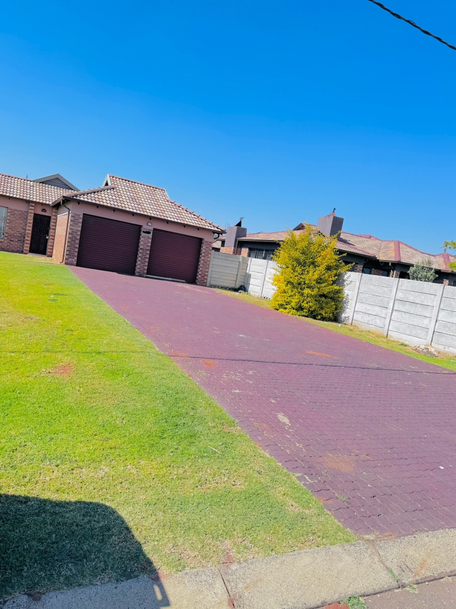 3 Bedroom Property for Sale in Clayville Gauteng