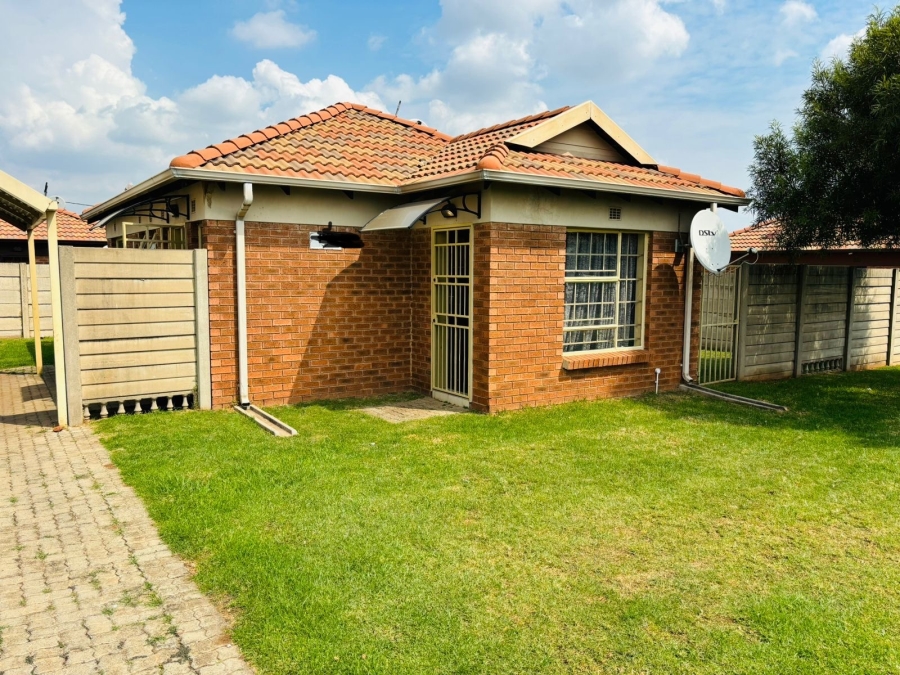 To Let 2 Bedroom Property for Rent in Clayville Gauteng