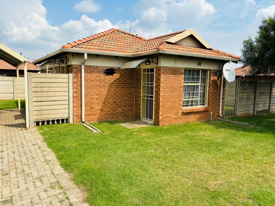 To Let 2 Bedroom Property for Rent in Clayville Gauteng