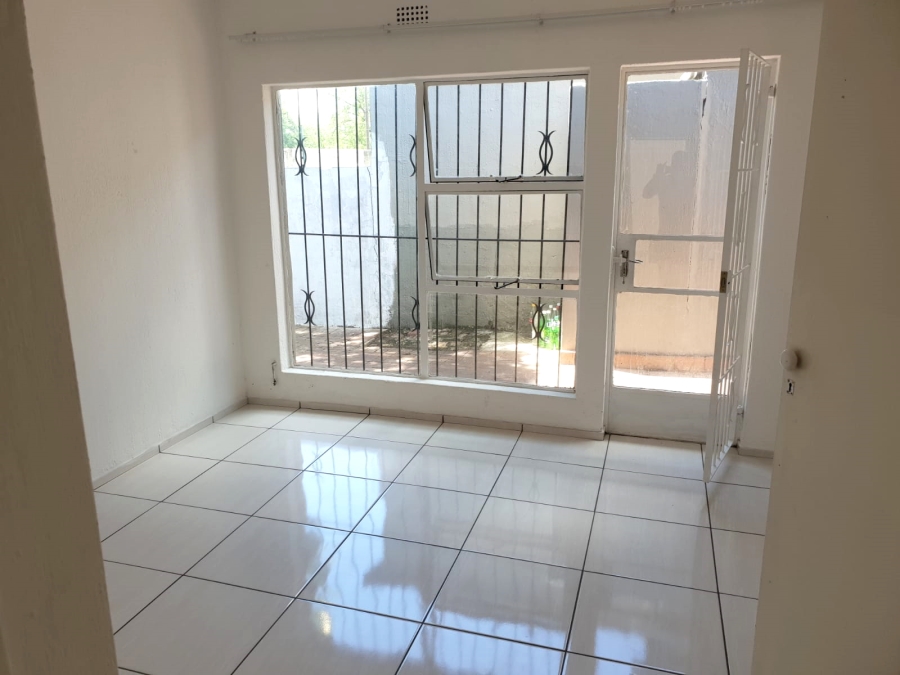 To Let 3 Bedroom Property for Rent in Fontainebleau Gauteng