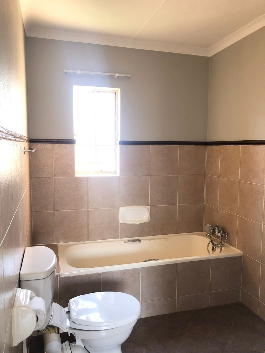 3 Bedroom Property for Sale in Die Hoewes Gauteng